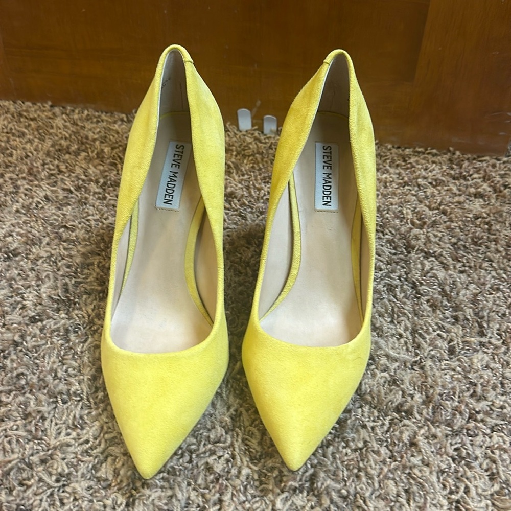Yellow suede pumps…never been worn